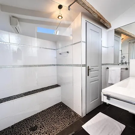 Apartman Notre Dame - *